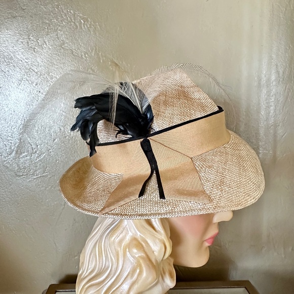 UNIQUE 1960s\' VARIEGATED STRAW FEDORA WITH BLACK EDGED GROSGRAIN TRIM & FEATHERS main image 7